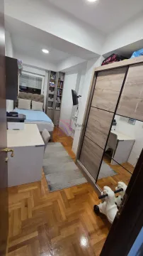 Dječja spavaća soba sa krevetom, radnim stolom i ormarom. - image 10
