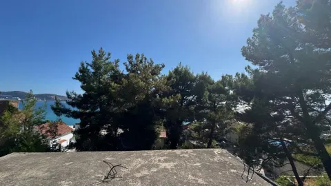 Pogled na more i okolno zelenilo sa terase nekretnine. - image 9
