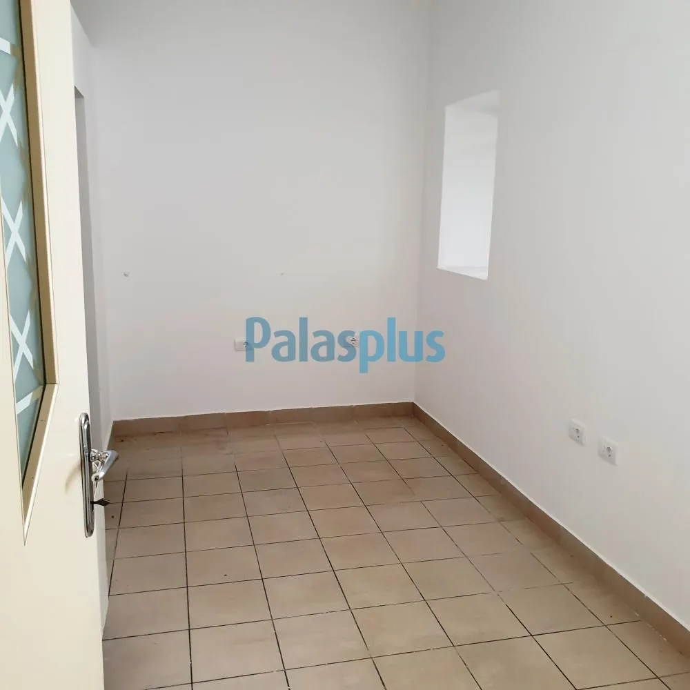 Izdavanje, poslovni prostor, 54m², Zemun Centar, Zemun Sve Podlokacije
