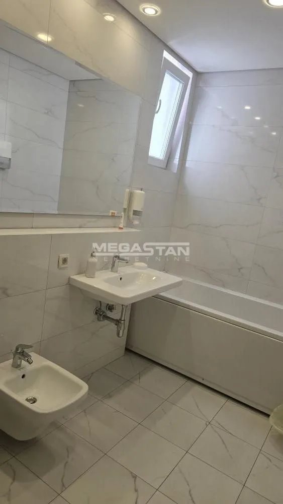 Izdavanje, četvorosoban stan, 157m², Savski Venac, Beograd