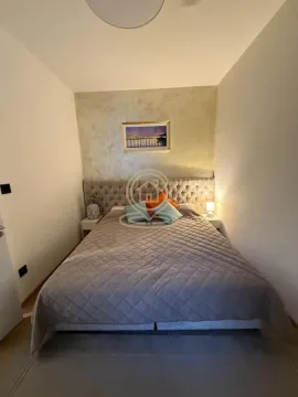 Spavaća soba sa bračnim krevetom i ukrasnim uzglavljem. - image 17
