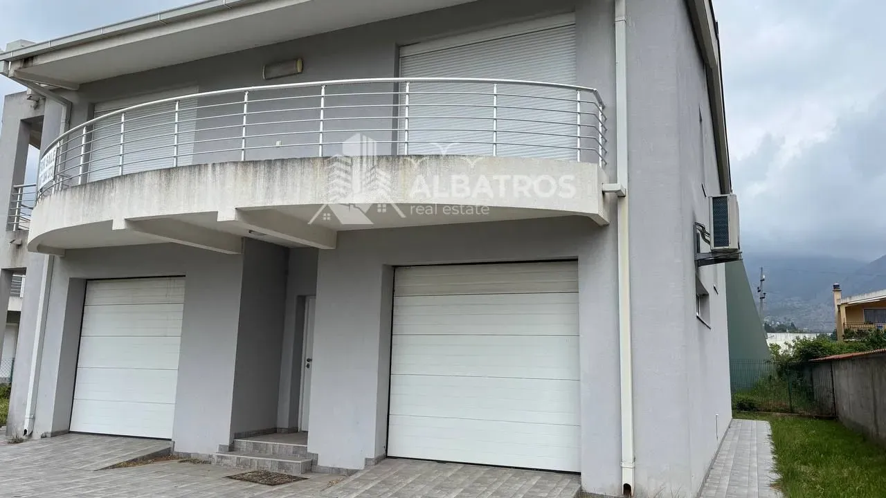 Prodaja, kuća, 250m², Polje, Bar