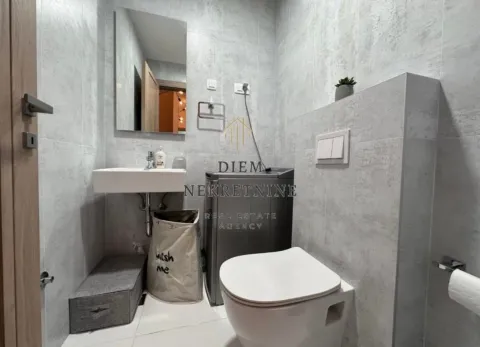 Moderne opremljeno kupatilo sa svijetlim pločicama, umivaonikom i wc šoljom. - image 11
