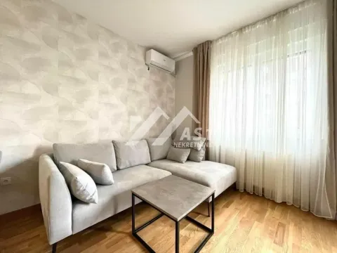 Stan in Adamovićevo Naselje