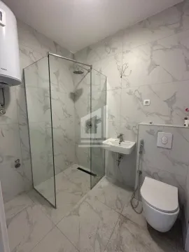 Moderne kupatilo sa tuš kabinom, umivaonikom i toaletom. - image 4