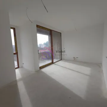 Prazna prostorija u izgradnji sa velikim staklenim površinama. - image 5