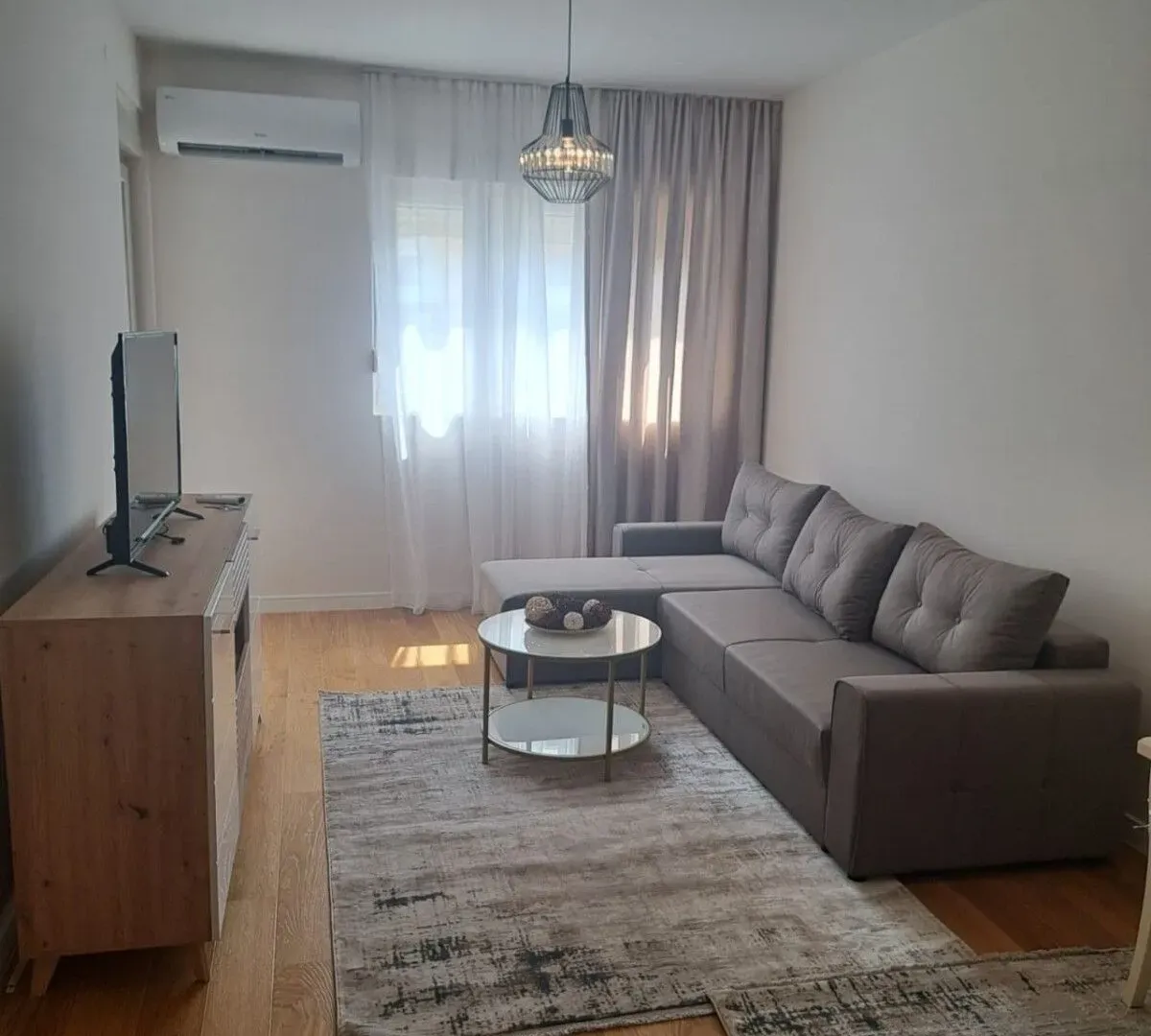 Izdavanje, jednosoban stan, 46m², Central Point, Podgorica