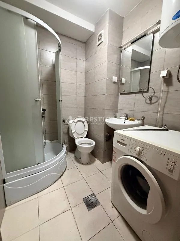 Kompaktno kupatilo sa tuš kabinom, umivaonikom, wc šoljom i veš mašinom.