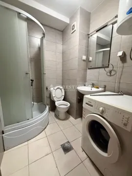 Kompaktno kupatilo sa tuš kabinom, umivaonikom, wc šoljom i veš mašinom. - image 6