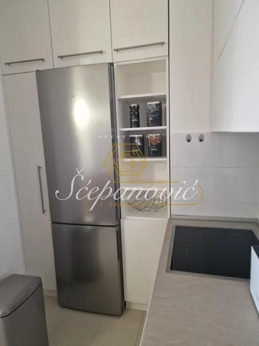 Izdavanje, trosoban stan, 105m², Centar, Novi Sad