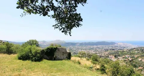 Pogled sa imanja na grad i more sa starom kamenom ruševinom. - image 17
