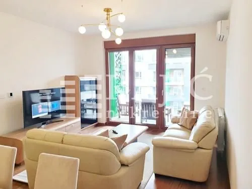 Spacious living room with seating furniture and access to the terrace.