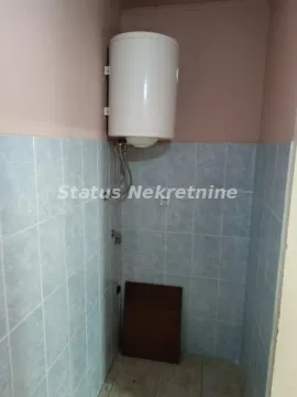 Manje kupatilo obloženo keramičkim pločicama sa postavljenim bojlerom. - image 7