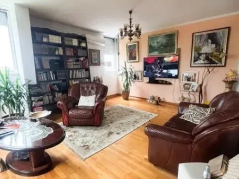 Prodaja, trosoban stan, 105m2, Blok 5, Podgorica
