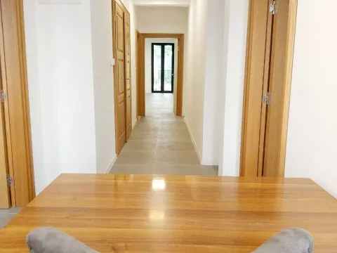 Izdavanje, poslovni prostor, 120m², Centar, Podgorica - image 1