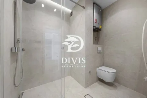 Moderno kupatilo sa tuš kabinom obloženom staklom i konzolnom wc šoljom. - image 7
