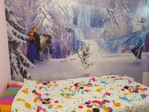 Dječija spavaća soba sa šarenom posteljinom i oslikanim zidom. - image 8