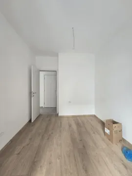 Prazna soba sa laminatom i bijelim zidovima. - image 7