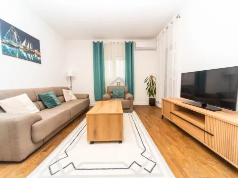 Izdavanje, jednosoban stan, 48m², Stari Aerodrom, Podgorica - image 1