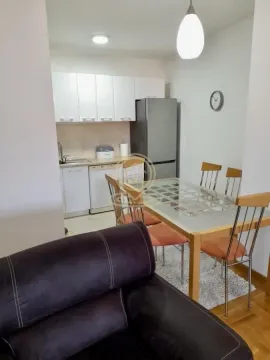 Dnevna soba sa trpezarijom i kuhinjom u pozadini. - image 2