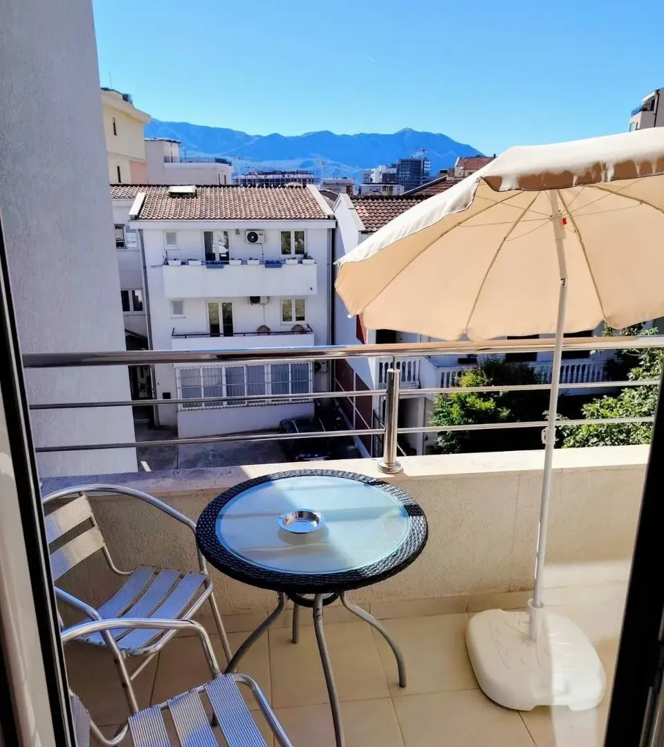 Rent, two bedroom apartment, 55m², Maslinjak, Budva