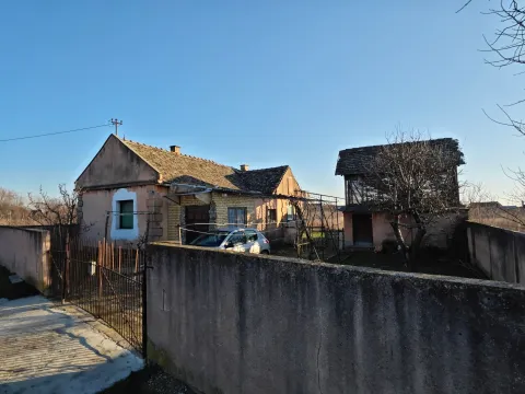 Pogled na stariju kuću sa dvorištem i pomoćnim objektom. - image 4