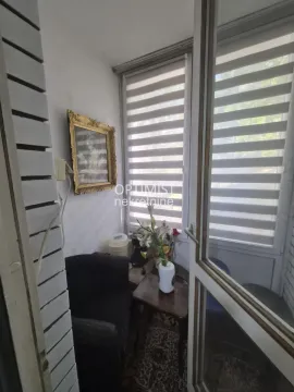 Zastakljena terasa sa foteljom i stočićem. - image 9
