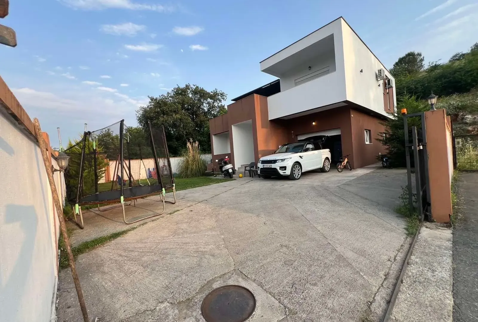 Prodaja, kuća, 260m², Gornja Gorica, Podgorica