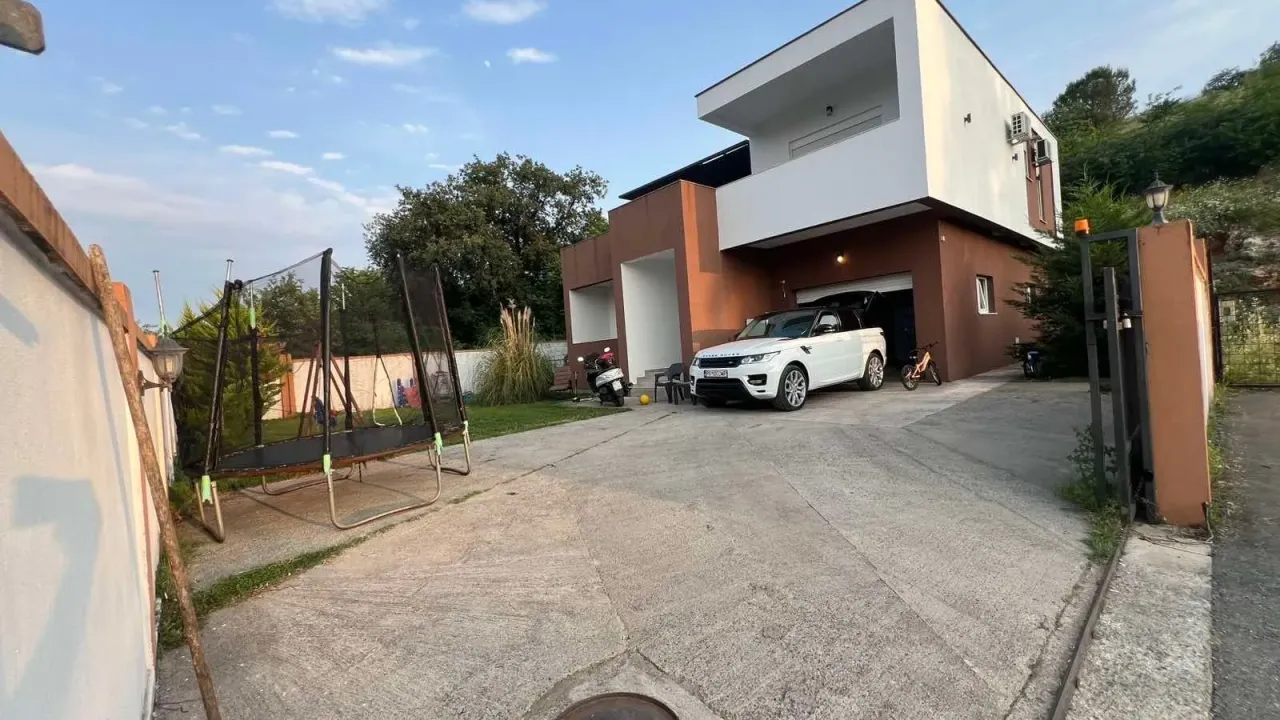 Prodaja, kuća, 260m², Gornja Gorica, Podgorica