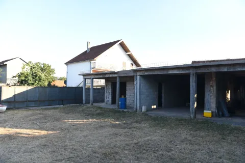 Pogled na dvorište sa pomoćnim objektom i kućom u pozadini. - image 2