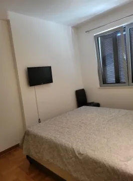 Namještena spavaća soba sa bračnim krevetom i prozorom. - image 5
