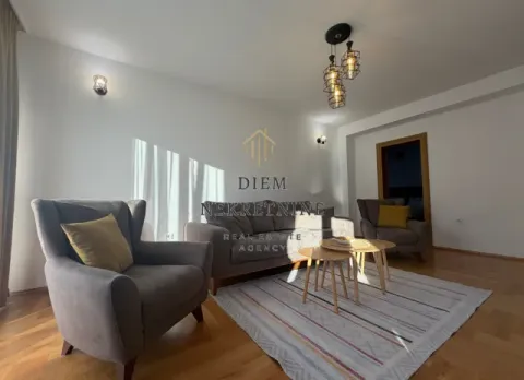 Dnevna soba sa garniturom, foteljama i drvenim podom. - image 3