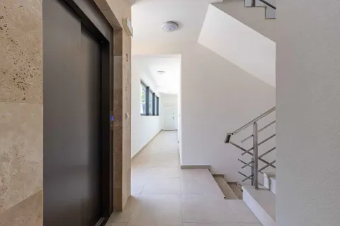 Prodaja, jednosoban stan, 44m², Ulcinj, Crna Gora - image 9