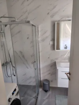 Moderne kupatilo sa tuš kabinom, umivaonikom i mašinom za veš. - image 5