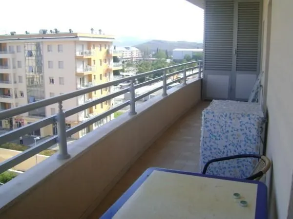 Dugačka terasa sa pogledom na okolne zgrade i naselje.