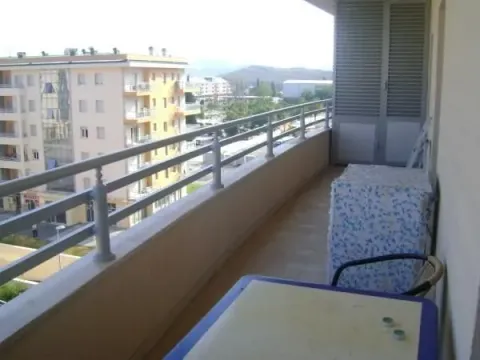 Dugačka terasa sa pogledom na okolne zgrade i naselje. - image 2