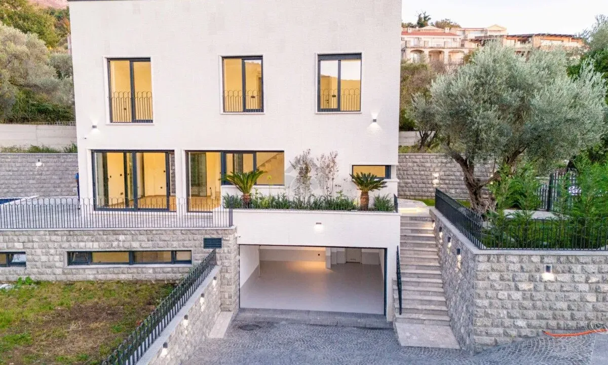 Prodaja, kuća, 240m², Kamenovo, Budva