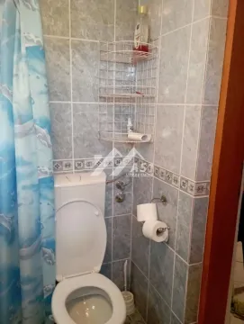 Manje kupatilo sa wc šoljom i tuš zavesom. - image 9