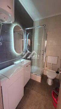 Kupatilo opremljeno tuš kabinom, umivaonikom sa ogledalom i toaletom. - image 5