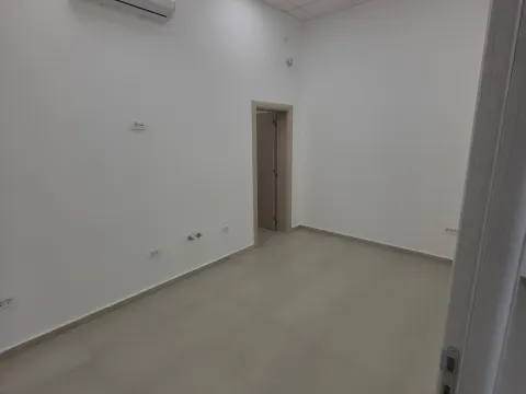 Izdavanje, poslovni prostor, 115m², Blok 9, Podgorica - image 3