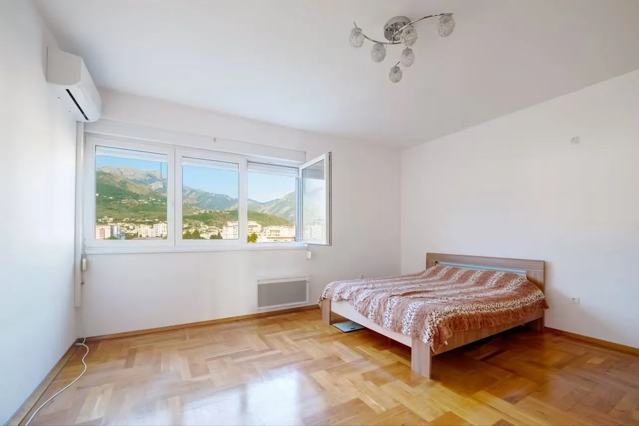 Prodaja, trosoban stan, 104m², Centar, Bar