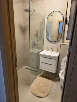 Moderne kupatilo sa tuš kabinom, umivaonikom i toaletom. - image 7