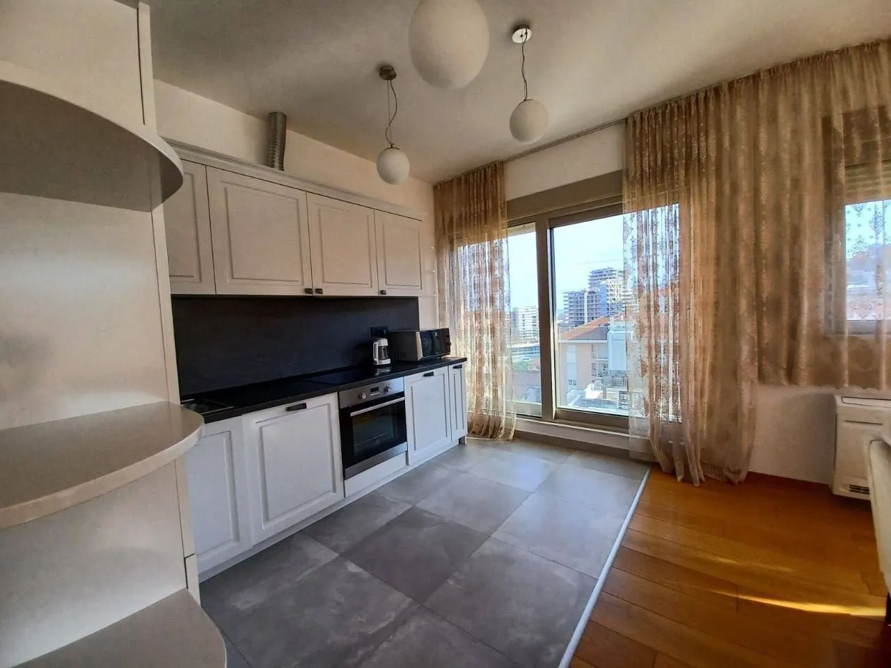 Izdavanje, trosoban stan, 103m², Centar, Budva