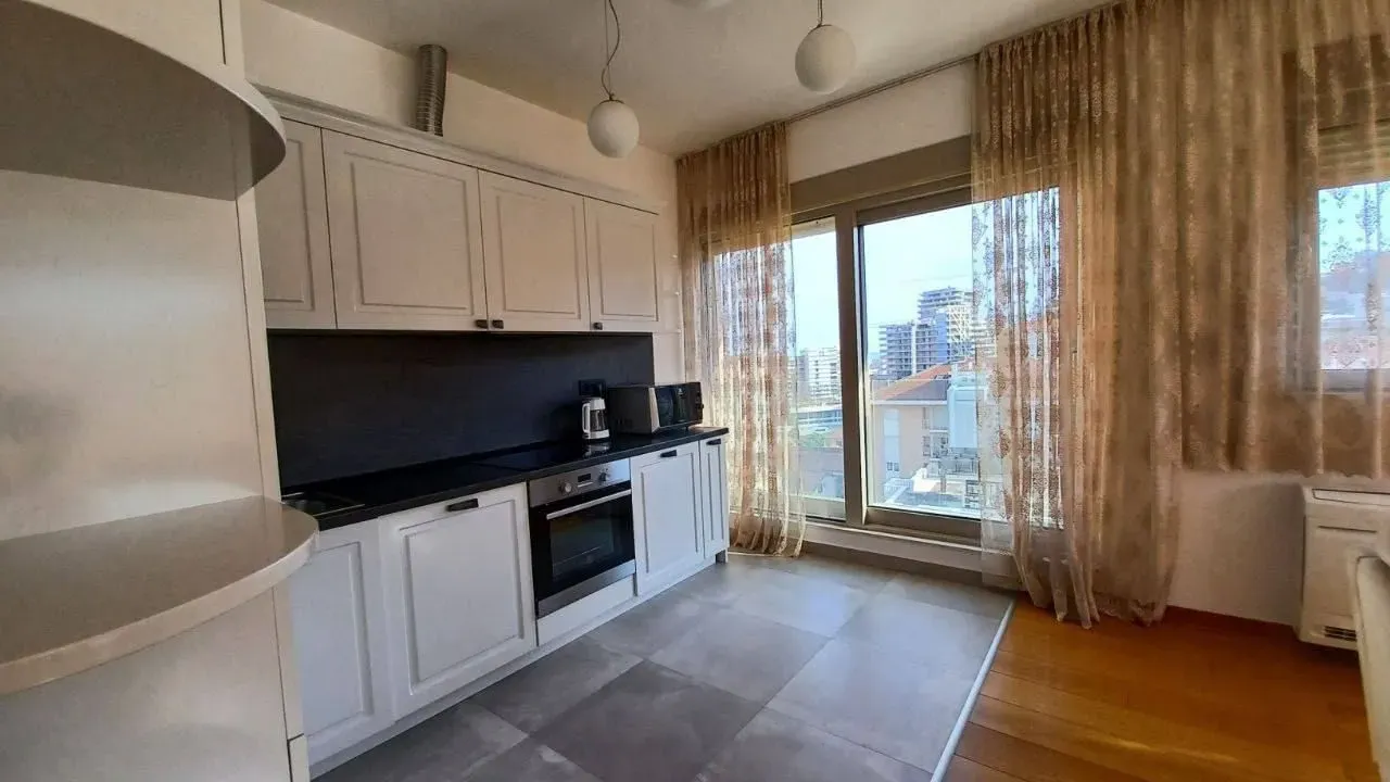 Izdavanje, trosoban stan, 103m², Centar, Budva