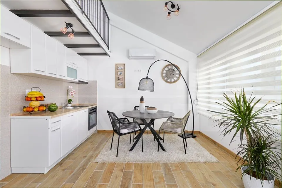 Izdavanje, dvosoban stan, 52m², Tivat, Crna Gora