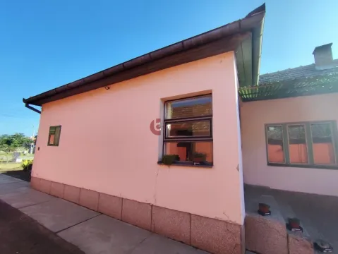 Pogled na spoljašnji deo kuće sa prozorima i stazom. - image 3