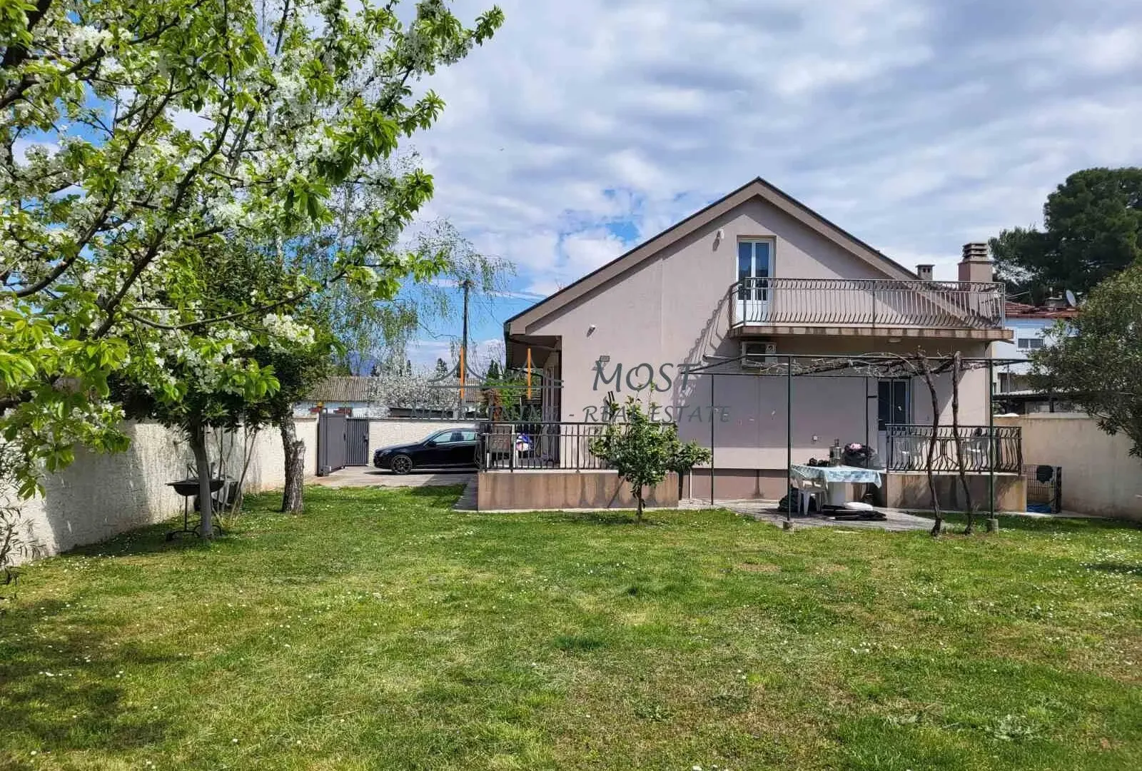 Izdavanje, kuća, 100m², Gornja Gorica, Podgorica