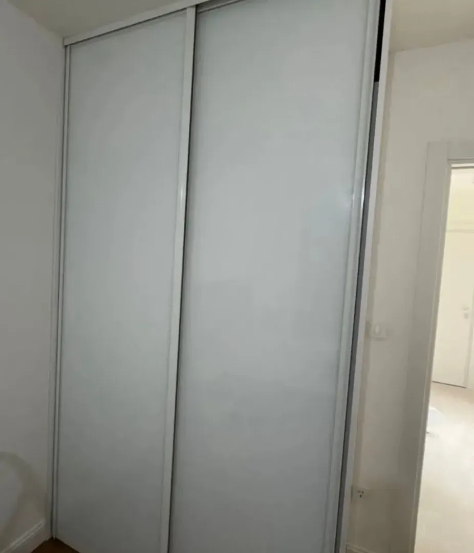 Ugradni plakar sa kliznim vratima u sobi.