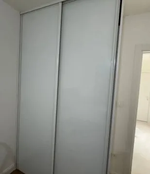 Ugradni plakar sa kliznim vratima u sobi. - image 8