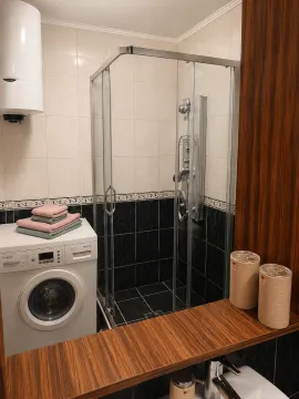 Kupatilo sa tuš kabinom, veš mašinom i bocom za grijanje vode. - image 10